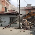 bursa-da-metruk-bina-yikimi-devam-ediyor-1716899086-376-x750