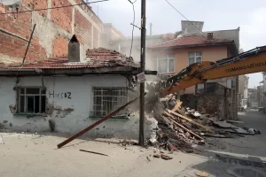 bursa-da-metruk-bina-yikimi-devam-ediyor-1716899086-376-x750