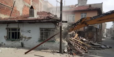 bursa-da-metruk-bina-yikimi-devam-ediyor-1716899086-376-x750