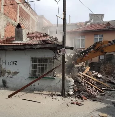 bursa-da-metruk-bina-yikimi-devam-ediyor-1716899086-376-x750