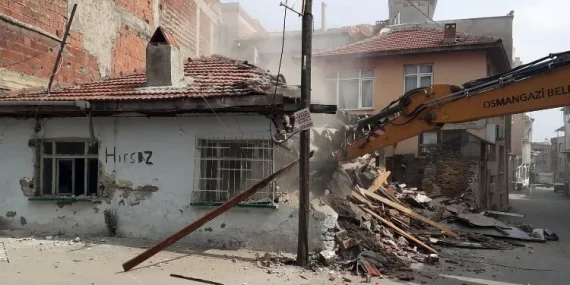 bursa-da-metruk-bina-yikimi-devam-ediyor-1716899086-376-x750