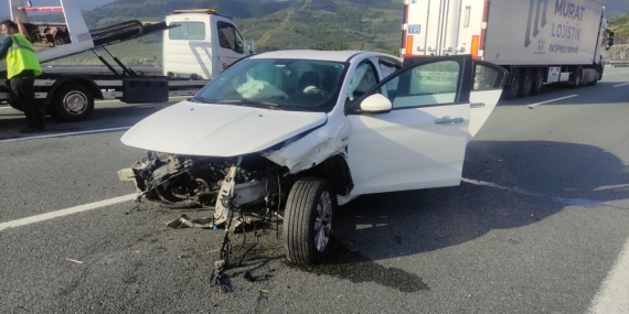 Bursa gemlik’de bariyerlere çarpan otomobilde 2 kişi yaralandı