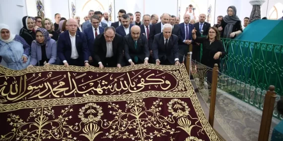 Bursa’da 6 asırlık türbenin örtüsü yenilendi